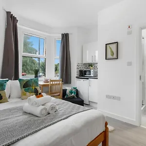 Heathrow Airport With En-suite Southall