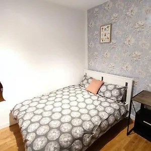 Spacious Flat With 2 To 3 Bedrooms London